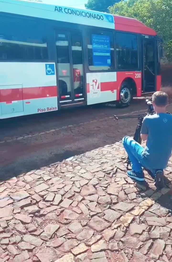 Equipe Foxthree em filmagem externa de ônibus