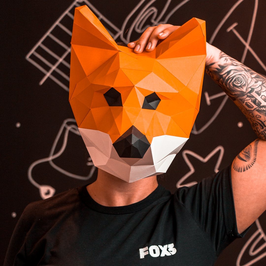Máscara da raposa Foxthree, símbolo da marca